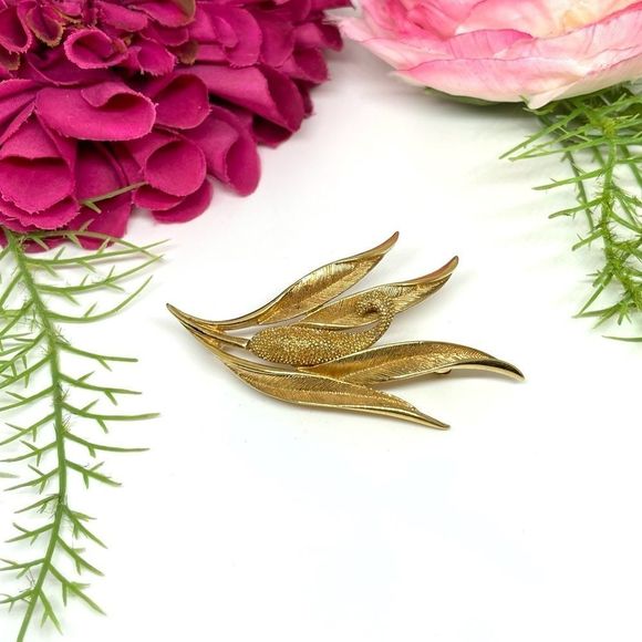 VINTAGE⚜️RARE MONET Wheat Brushed Golden Brooch - Picture 1 of 9